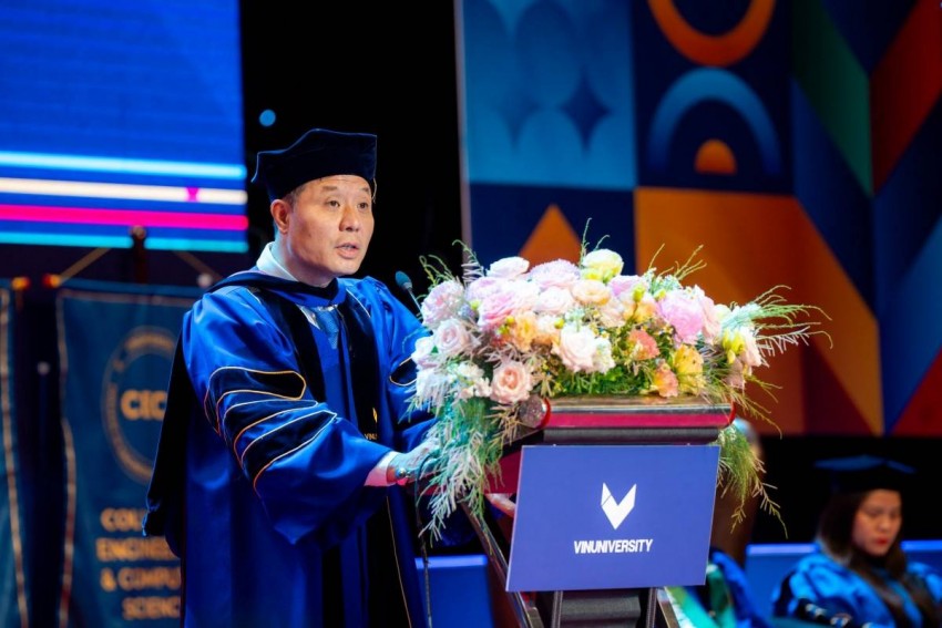 GS. Vũ Hà Văn - Giám đốc Khoa học VinBigData, Giáo sư Toán tại Đại học Yale và thành viên Hội đồng Trường VinUni phát biểu tại buổi Lễ tốt nghiệp