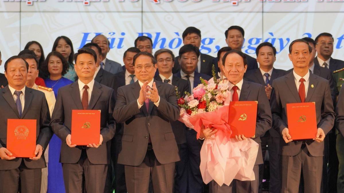 Thủ tướng Phạm Minh Chính trao các quyết định về công tác cán bộ Thành ủy Hải Phòng