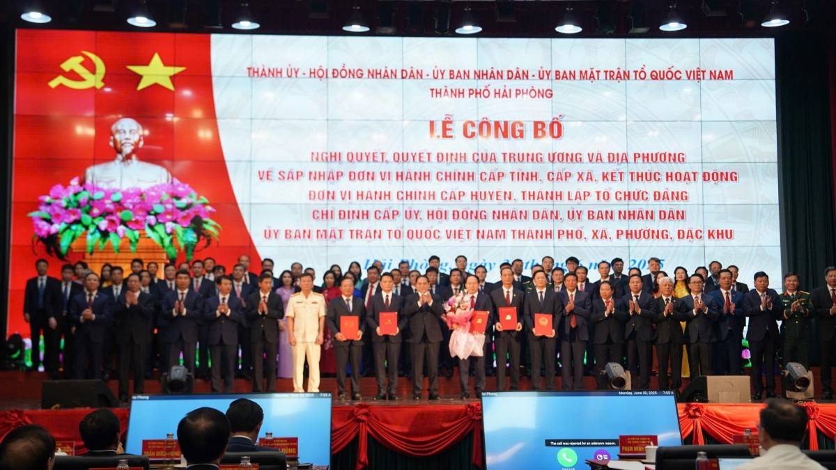 Thủ tướng Chính phủ trao quyết định cho Bí thư và 4 Phó Bí thư Thành ủy Hải Phòng Thủ tướng Chính phủ trao quyết định cho Bí thư và 4 Phó Bí thư Thành ủy Hải Phòng