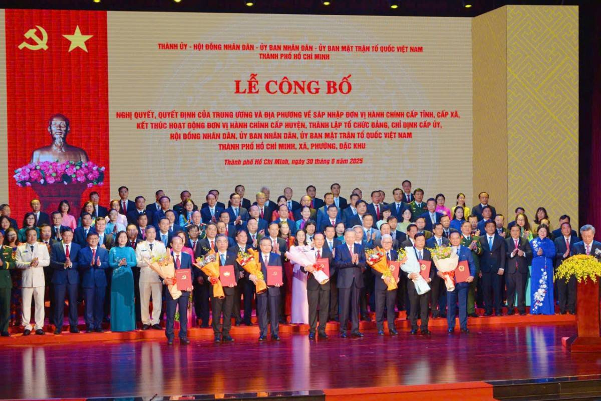 Tổng Bí thư Tô Lâm tặng hoa chúc mừng các lãnh đạo của TP Hồ Chí Minh mới Tổng Bí thư Tô Lâm tặng hoa chúc mừng các lãnh đạo của TP Hồ Chí Minh mới