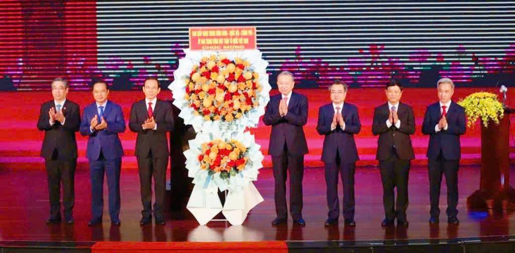Tổng Bí thư cũng thay mặt Ban Chấp hành Trung ương Đảng, Quốc hội, Chính phủ, Ủy ban Trung ương Mặt trận Tổ quốc Việt Nam gửi lẵng hoa chúc mừng lễ công bố TP.HCM mới sau sáp nhập. Tổng Bí thư cũng thay mặt Ban Chấp hành Trung ương Đảng, Quốc hội, Chính phủ, Ủy ban Trung ương Mặt trận Tổ quốc Việt Nam gửi lẵng hoa chúc mừng lễ công bố TP.HCM mới sau sáp nhập.