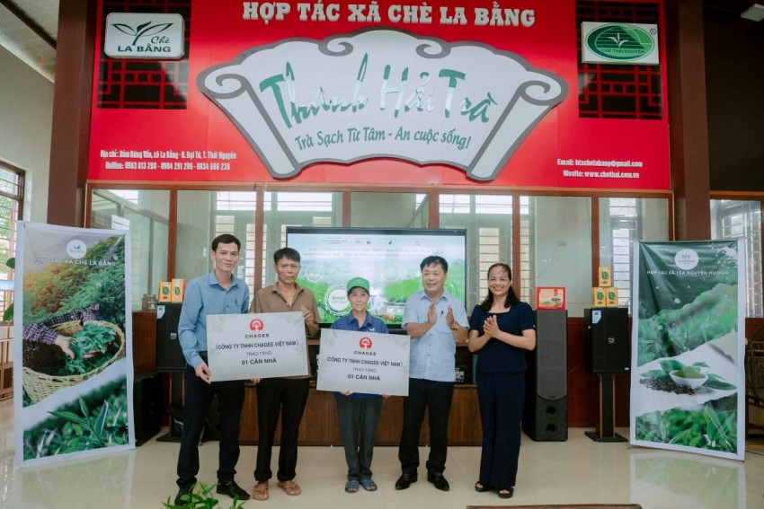 Những người nông nhân có hoàn cảnh khó khăn tại La Bằng (Thái Nguyên) nhận hỗ trợ xoá nhà tạm