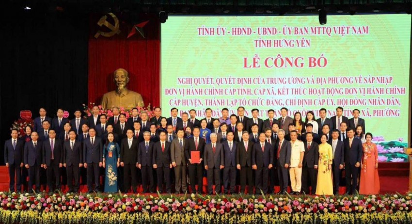 Ông Đỗ Văn Chiến, Ủy viên Bộ Chính trị, Bí thư Trung ương Đảng, Chủ tịch Ủy ban Trung ương MTTQ Việt Nam trao Quyết định của Bộ Chính trị về thành lập Đảng bộ tỉnh Hưng Yên.