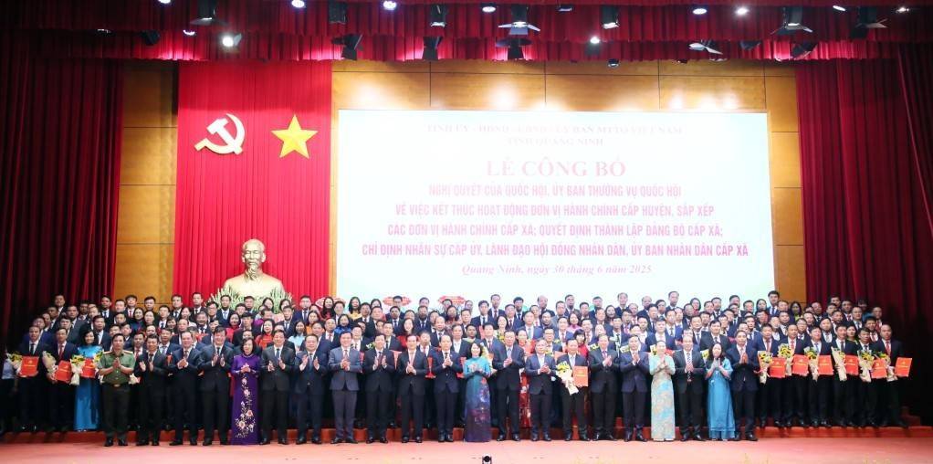 Quảng Ninh ra mắt 54 đơn vị hành chính mới: Tái cơ cấu mạnh mẽ, phục vụ nhân dân tốt hơn