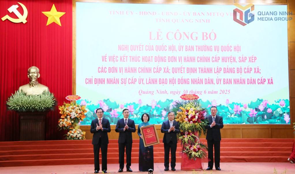 Đồng chí Đoàn Hồng Phong, Ủy viên Trung ương Đảng, Bí thư Đảng ủy, Tổng Thanh tra Chính phủ, trao Nghị quyết của Ủy ban Thường vụ Quốc hội về việc sắp xếp các đơn vị hành chính cấp xã của tỉnh Quảng Ninh năm 2025 và tặng hoa chúc mừng Đảng bộ tỉnh Quảng Ninh. Nguồn: QNM Đồng chí Đoàn Hồng Phong, Ủy viên Trung ương Đảng, Bí thư Đảng ủy, Tổng Thanh tra Chính phủ, trao Nghị quyết của Ủy ban Thường vụ Quốc hội về việc sắp xếp các đơn vị hành chính cấp xã của tỉnh Quảng Ninh năm 2025 và tặng hoa chúc mừng Đảng bộ tỉnh Quảng Ninh. Nguồn: QNM