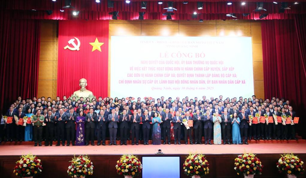Các đồng chí lãnh đạo Trung ương, lãnh đạo tỉnh, lãnh đạo 54 xã, phường, đặc khu chụp ảnh lưu niệm. Các đồng chí lãnh đạo Trung ương, lãnh đạo tỉnh, lãnh đạo 54 xã, phường, đặc khu chụp ảnh lưu niệm.