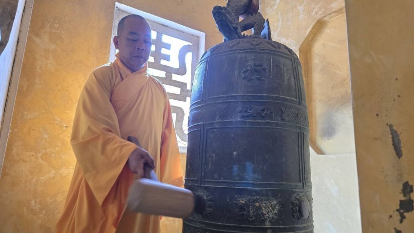 Thượng tọa Thích Pháp Chiếu cử 3 hồi chuông