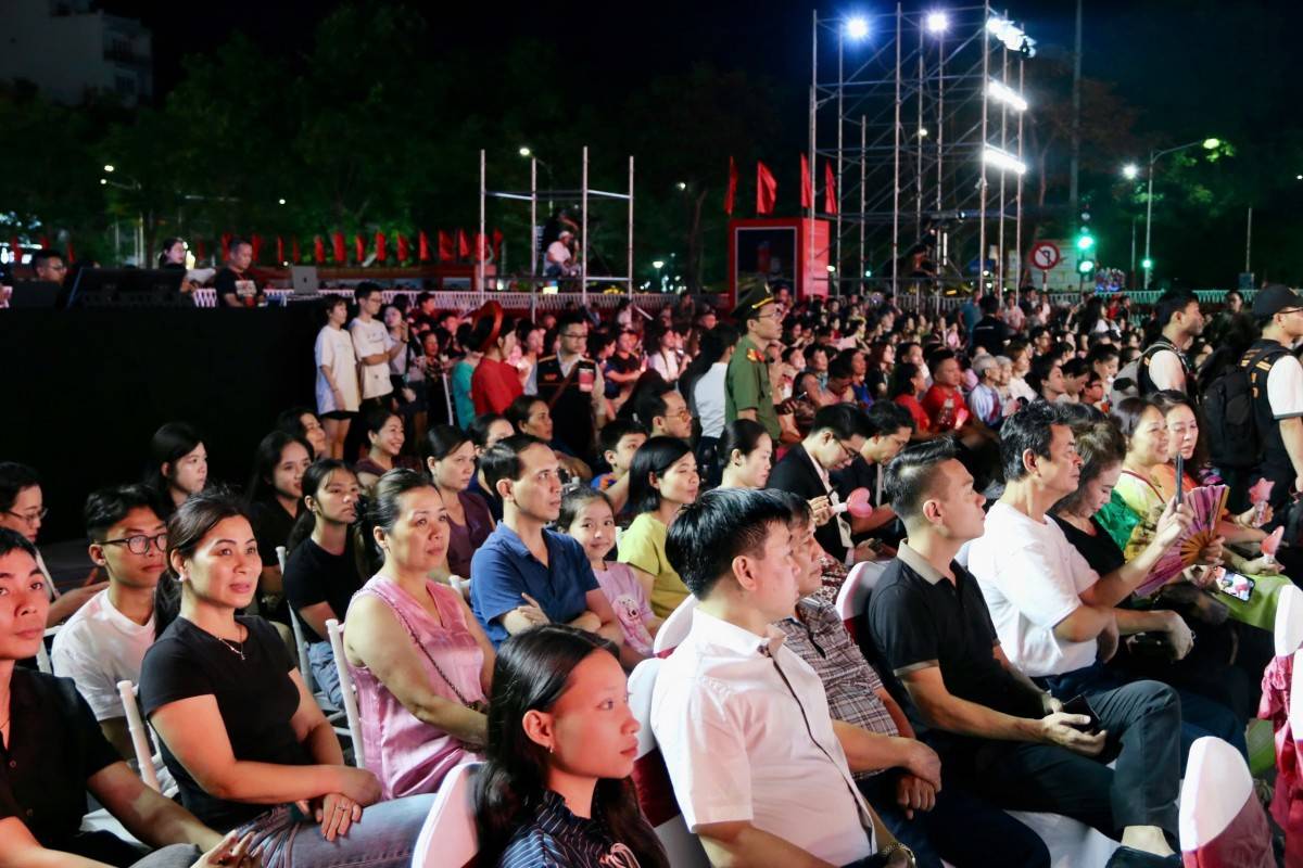 Đông đảo Người dân và du khách thưởng thức chương trình nghệ thuật tại Quảng trường Nhà hát Thành phố Hải Phòng Đông đảo Người dân và du khách thưởng thức chương trình nghệ thuật tại Quảng trường Nhà hát Thành phố Hải Phòng