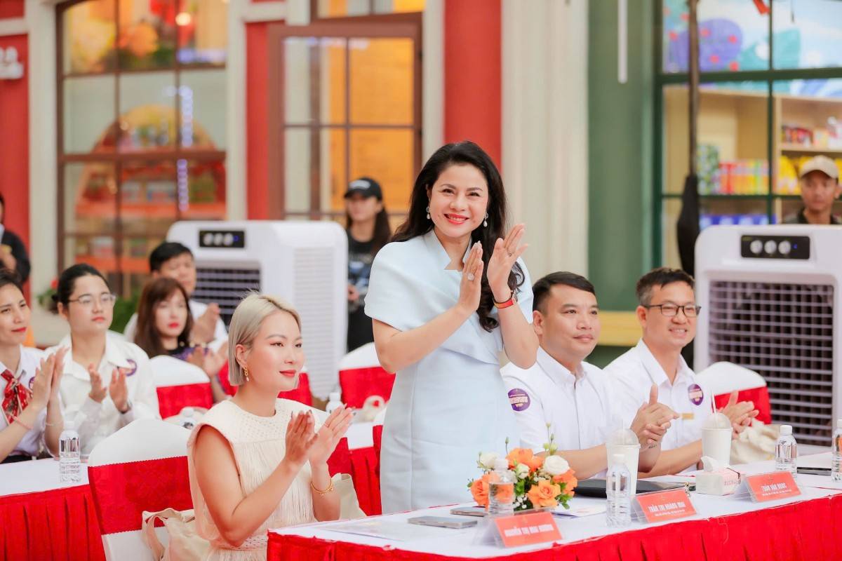 Các đại biểu tham gia lễ khai trương