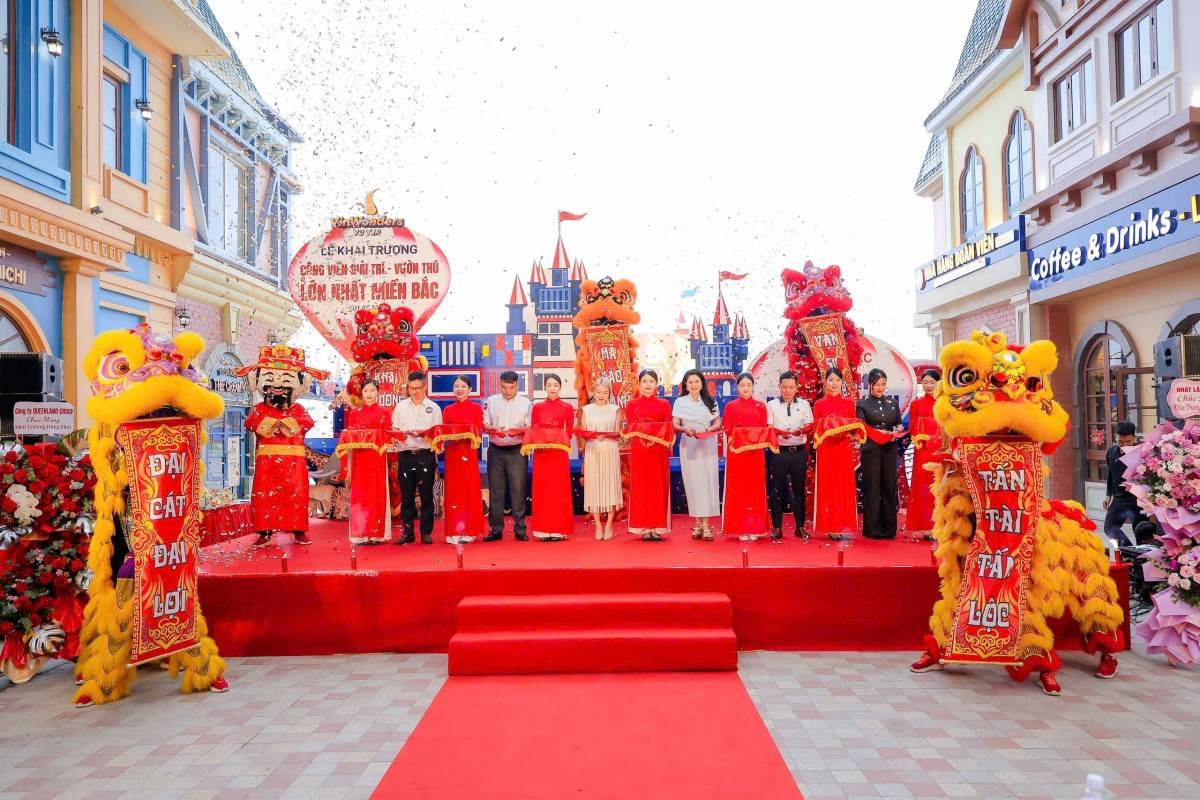 Các đại biểu thực hiện nghi lễ khai trương