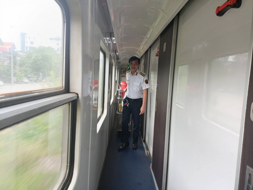 Nhân viên phục vụ đồ ăn và nước giiair khát đến các toa