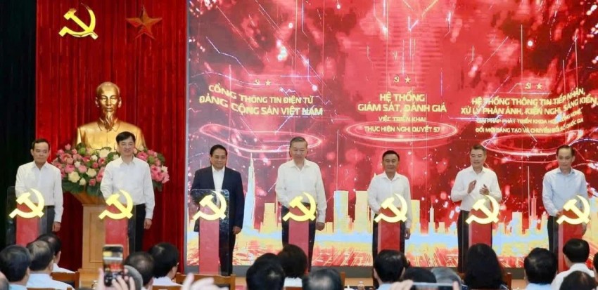 Tổng Bí thư Tô Lâm, Thủ tướng Phạm Minh Chính ấn nút khai trương, ra mắt 3 nền tảng số phục vụ giám sát triển khai Nghị quyết 57, sáng 2/7. Ảnh: Cổng thông tin Đảng Cộng sản