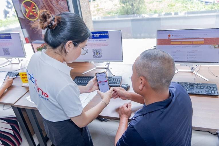 Cán bộ kỹ thuật MobiFone hỗ trợ người dân thực hiện các bước khai thông tin trên hệ thống.