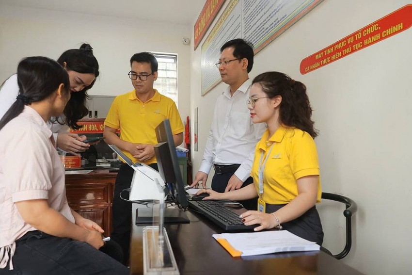 Tổng Giám đốc Chu Quang Hào trực tiếp kiểm tra việc bố trí nhân viên Bưu điện hỗ trợ tại Trung tâm Phục vụ hành chính công xã Đồng Hỷ, tỉnh Thái Nguyên - Ảnh: VGP