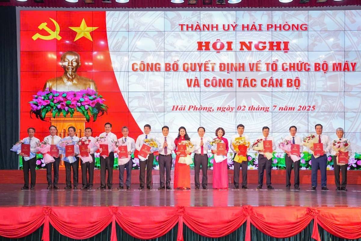 Bí thư Thành ủy Lê Tiến Châu cùng Chủ tịch UBND thành phố Lê Ngọc Châu đã trao các quyết định bổ nhiệm cho các sở, ban, ngành thành phố. Bí thư Thành ủy Lê Tiến Châu cùng Chủ tịch UBND thành phố Lê Ngọc Châu đã trao các quyết định bổ nhiệm cho các sở, ban, ngành thành phố.