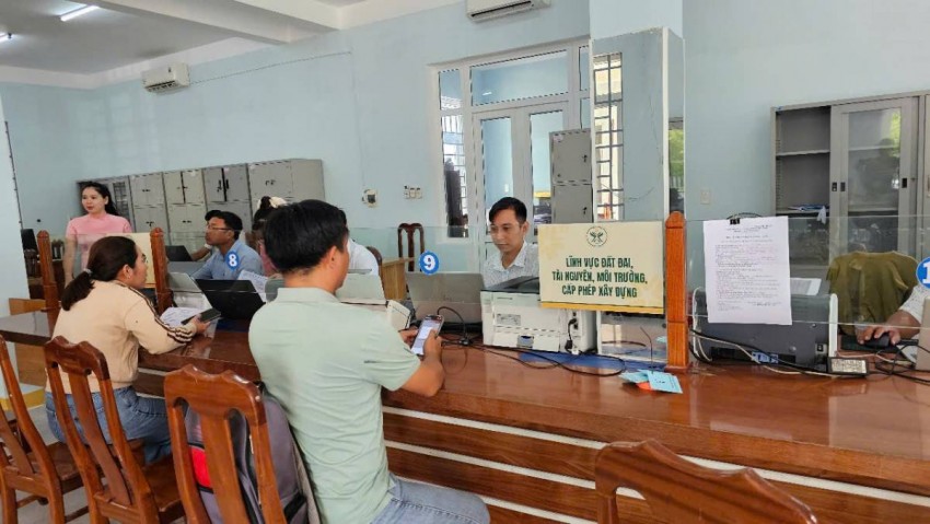 Tại Trung tâm phục vụ hành chính công phường Quảng Phú hôm nay, lượng người đến giao dịch trong ngày hôm nay cũng khá đông, chủ yếu liên quan đến công chứng, chứng thực đất đai và các thủ tục đăng ký kinh doanh.