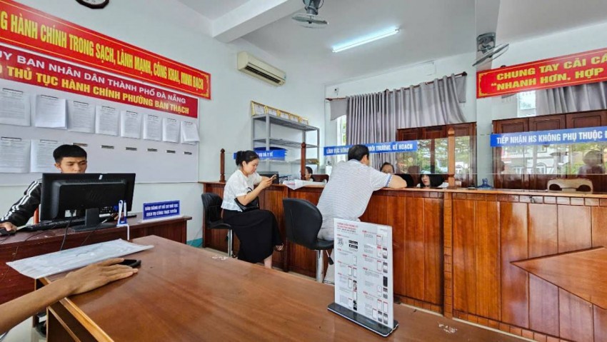 người dân ra vào làm việc thoải mái, thủ tục nhanh chóng chứ không còn thấy cảnh tượng chen chân, xếp hàng chờ đợi cả ngày như trước đây.