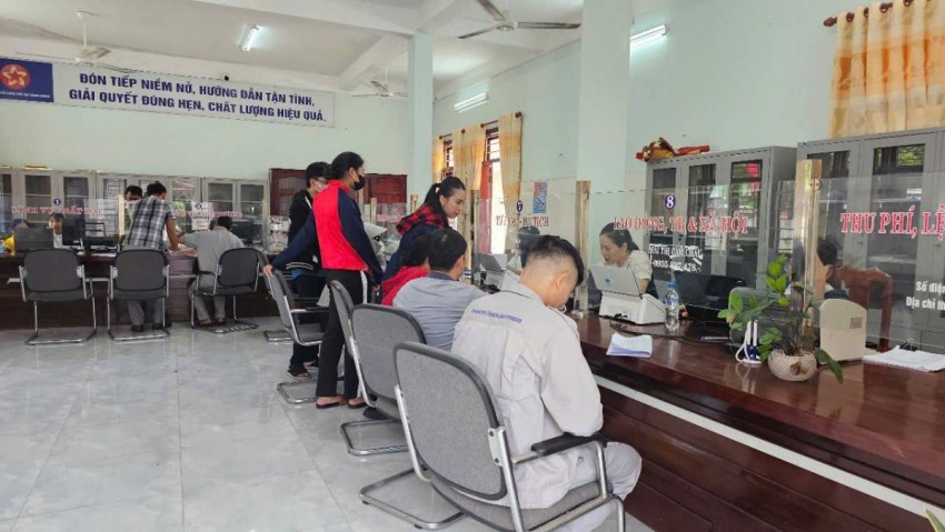 Nhiều người bày tỏ: “Chính quyền mới như thế này giúp người dân làm thủ tục hành chính gọn nhẹ hơn, không còn phải đi lại nhiều cấp, cán bộ ở đây lại hướng dẫn chu đáo, nhanh chóng”.  