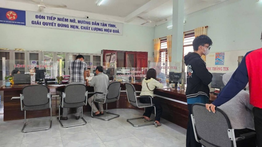Ghi nhận tại Trung tâm phục vụ hành chính công phường Bàn Thạch (TP Đà Nẵng), ngay từ sáng sớm ngày 2/7, khá đông người dân đã đến thực hiện các thủ tục hành chính.