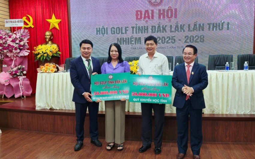 Ông Huỳnh Văn Dũng, Chủ tịch Hội Golf tỉnh Đắk Lắk trao kinh phí tặng cho Quỹ Khuyến học tỉnh Đắk Lắk và Quỹ Bảo trợ Trẻ em mồ côi và Khuyết tật tỉnh Đắk Lắk