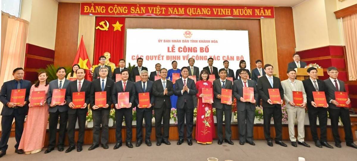 Khánh Hòa công bố, trao 64 Quyết định cán bộ sở, ngành, sau sáp nhập tỉnh