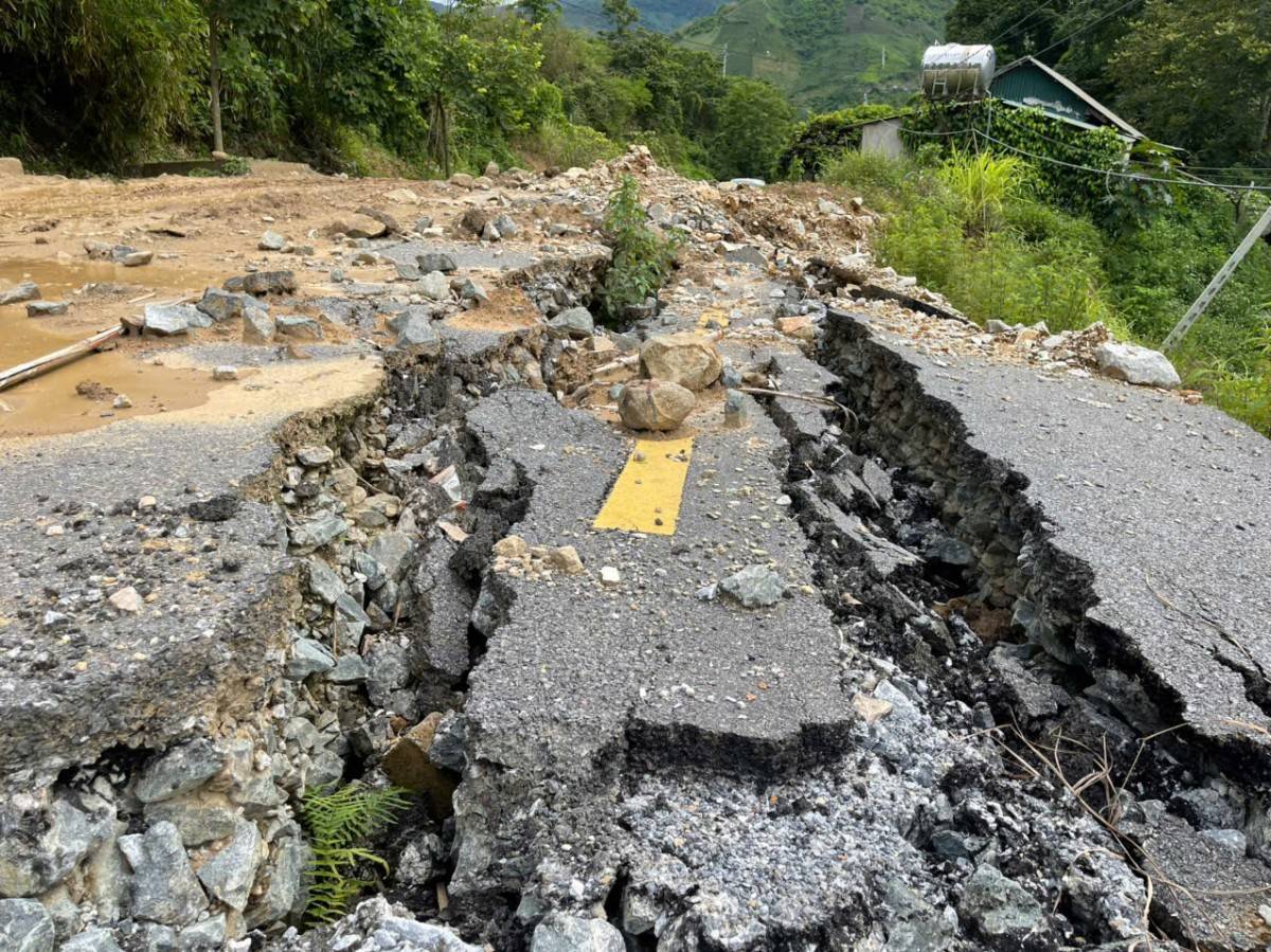 Thanh Hóa: Sụt lún, hư hỏng trên quốc lộ 15 và 15C