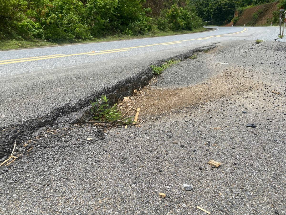 Thanh Hóa: Sụt lún, hư hỏng trên quốc lộ 15 và 15C