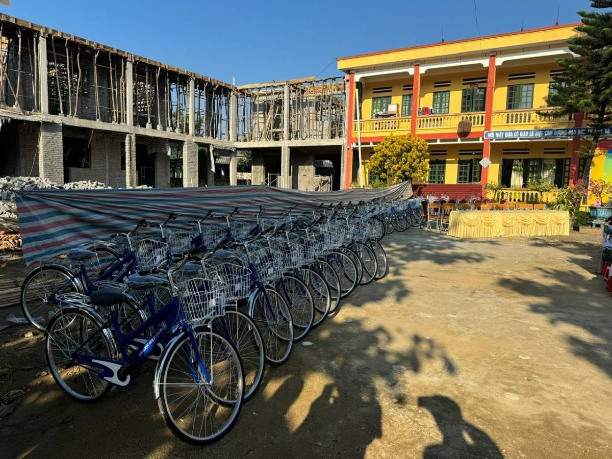 Trao tặng 200 chiếc xe đạp cho học sinh nghèo hiếu học