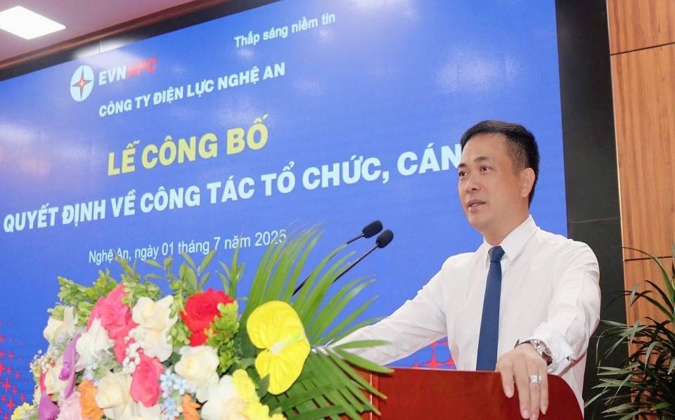 Ông Phạm Công Thành - Giám đốc Công ty Điện lực Nghệ An, phát biểu chỉ đại tại Lễ công bố quyết định công tác cán bộ và thành lập các Đội Quản lý Điện lực khu vực theo mô hình tổ chức mới 