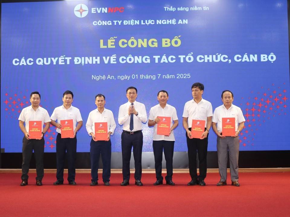 Giám đốc PC Nghệ An trao Quyết định thành lập các Đội quản lý điện lực khu vực Vinh, Hưng Nguyên, Nam Đàn, Thanh Chương, Đô Lương, Tân Kỳ, Yên Thành, Diễn Châu, Quỳnh Lưu, Nghĩa Đàn - Thái Hòa, Quỳ Hợp Quỳ Châu