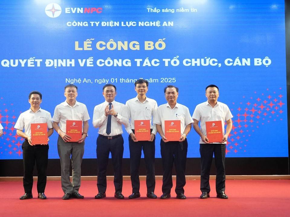 Giám đốc PC Nghệ An trao Quyết định thành lập các Đội quản lý điện lực khu vực Vinh, Hưng Nguyên, Nam Đàn, Thanh Chương, Đô Lương, Tân Kỳ, Yên Thành, Diễn Châu, Quỳnh Lưu, Nghĩa Đàn - Thái Hòa, Quỳ Hợp Quỳ Châu