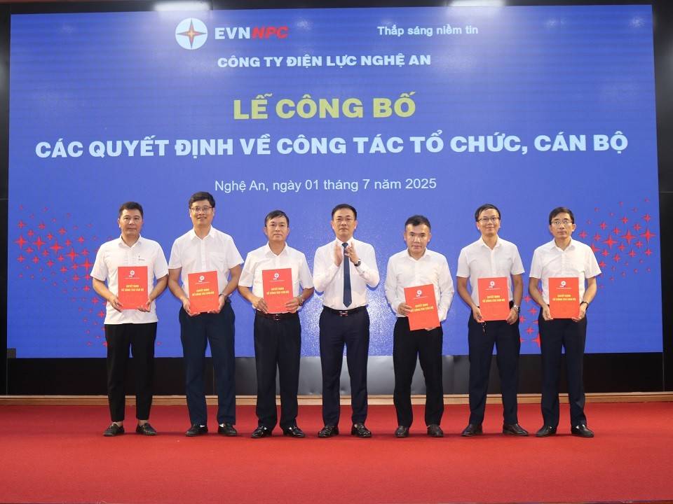 Giám đốc PC Nghệ An trao Quyết định thành lập các Đội quản lý điện lực khu vực Cửa Lò, Nghi Lộc, Anh Sơn, Con Cuông, Tương Dương, Kỳ Sơn