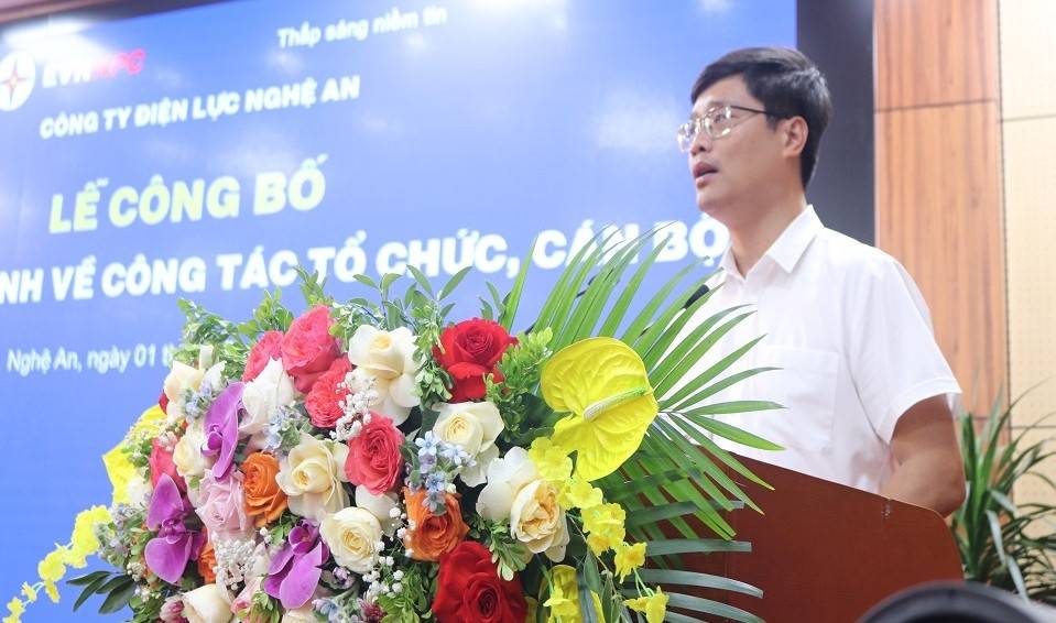 Ông Vũ Đình Hà - Đội trưởng Đội QLĐLKV Nghi Lộc trực thuộc PC Nghệ An, đại diện cho các Đội trưởng Đội quản lý điện lực khu vực phát biểu nhận nhiệm vụ