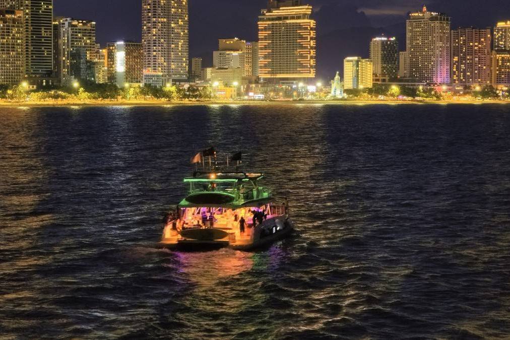 Say mê ngắm phố biển Nha Trang từ du thuyền Aman Solace