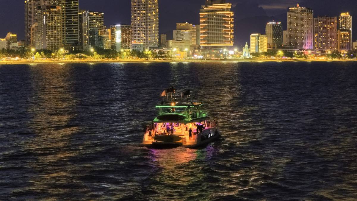 Say mê ngắm phố biển Nha Trang từ du thuyền Aman Solace