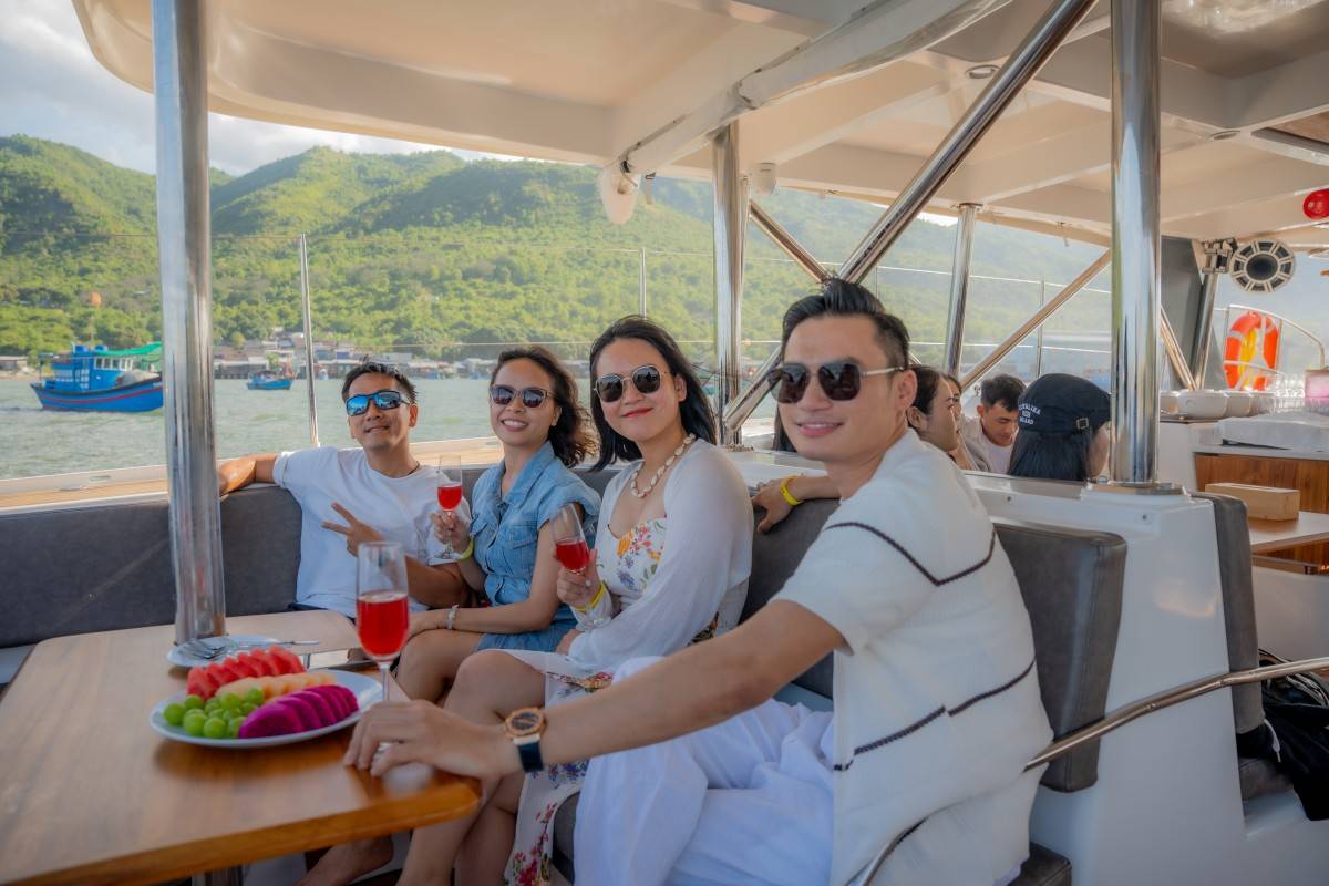 Say mê ngắm phố biển Nha Trang từ du thuyền Aman Solace