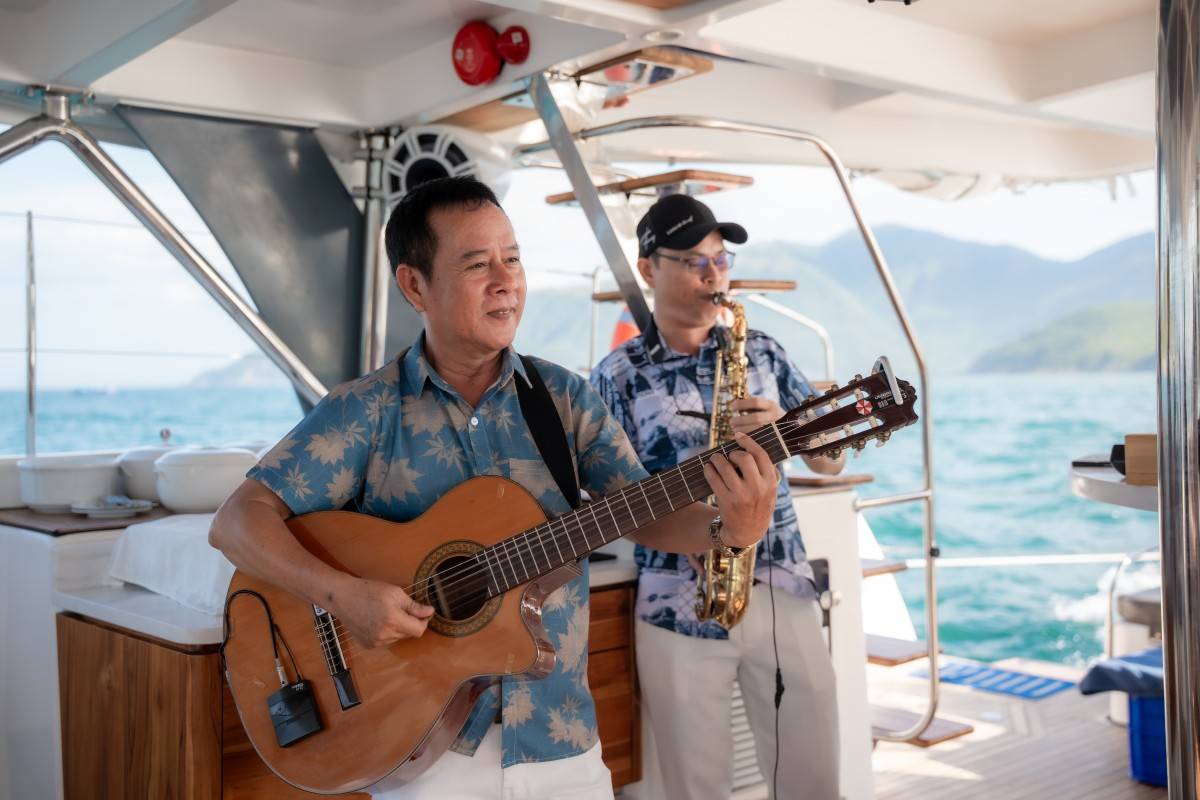 Say mê ngắm phố biển Nha Trang từ du thuyền Aman Solace