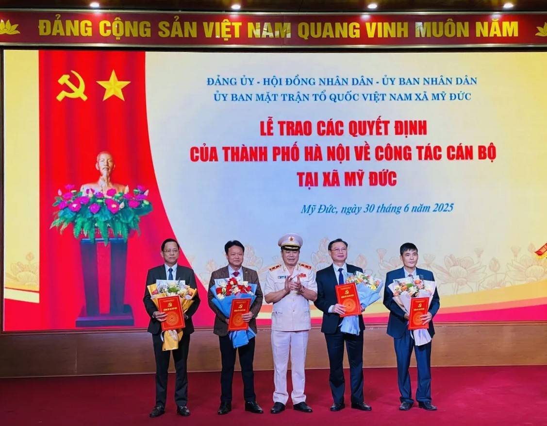 Trung tướng Nguyễn Thanh Tùng - Ủy viên Ban Thường vụ Thành ủy Hà Nội, Giám đốc Công an thành phố Hà Nội trao các Quyết định công tác nhân sự