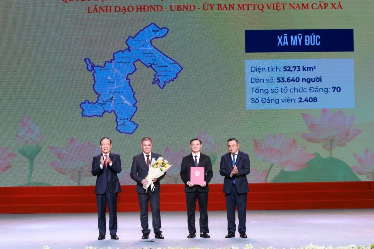 Lãnh đạo thành phố Hà Nội trao Quyết định thành lập Đảng ủy  xã Mỹ Đức cho Bí thư Đảng ủy, Chủ tịch HĐND ông Đặng Văn Triều, Phó bí thư, Chủ tịch UBND ông Nguyễn Quang Đường