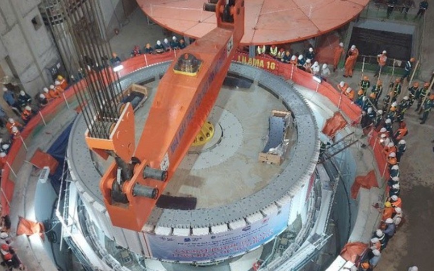 Hạ đặt thành công Rotor tổ máy số 1 Nhà máy thủy điện Hòa Bình mở rộng
