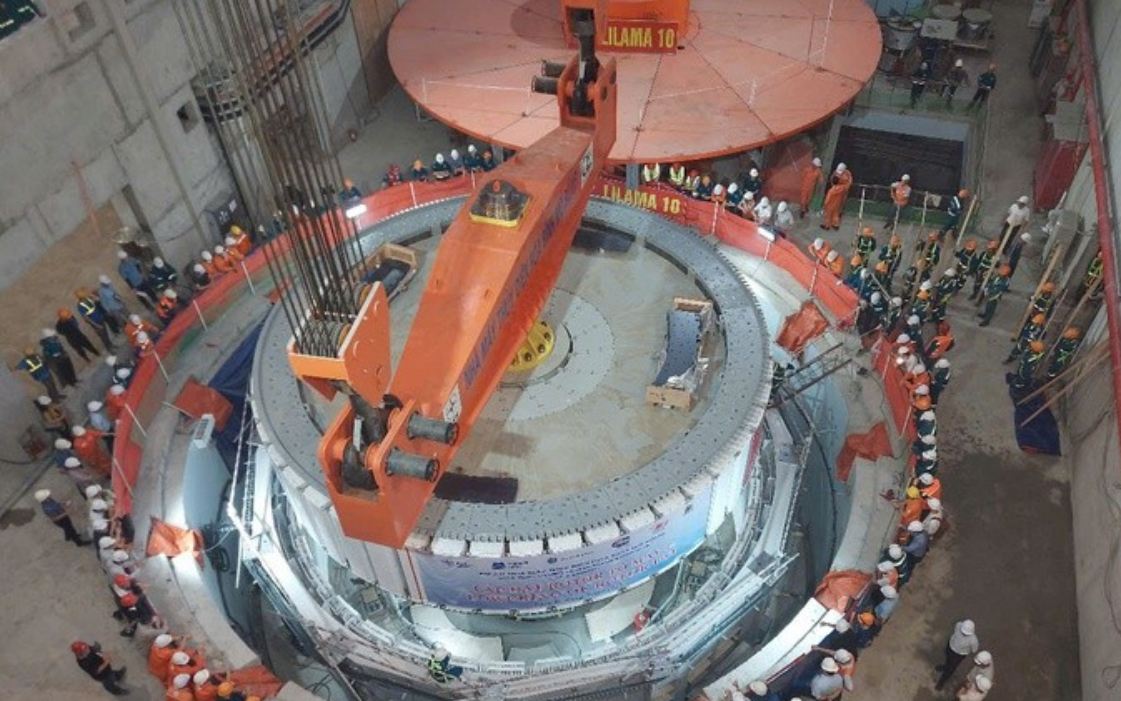 Hạ đặt thành công Rotor tổ máy số 1 Nhà máy thủy điện Hòa Bình mở rộng