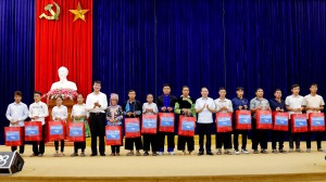 Bộ trưởng Bộ Nông nghiệp và Môi trường trao quà cho đồng bào vùng cao