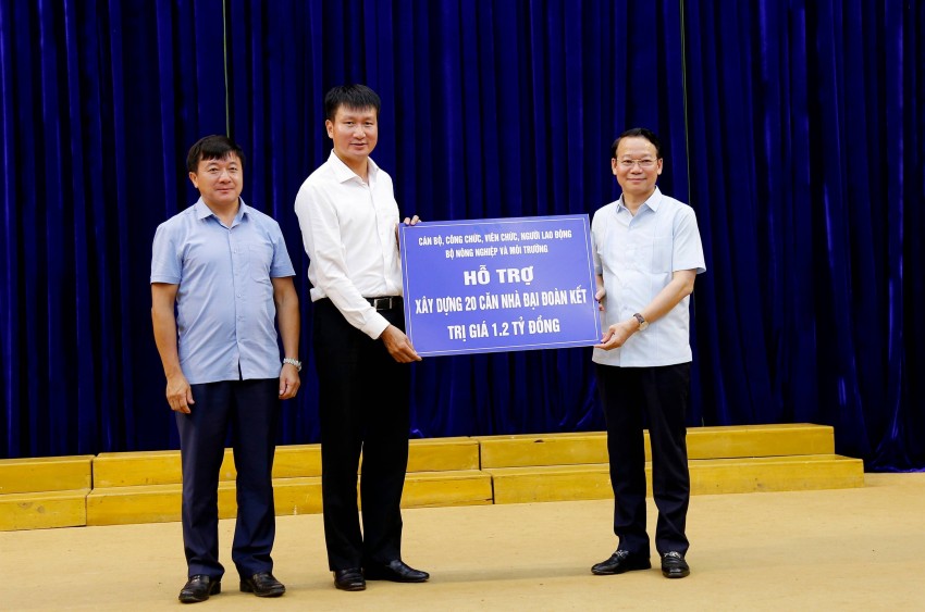 Bộ trưởng Đỗ Đức Duy trao kinh phí (20 căn nhà, trị giá 1,2 tỷ đồng) của Bộ Nông nghiệp và Môi trường hỗ trợ làm nhà Đại đoàn kết tại tỉnh Lào Cai cho Chủ tịch UBND tỉnh Trần Huy Tuấn Bộ trưởng Bộ Nông nghiệp và Môi trường trao quà cho đồng bào vùng cao