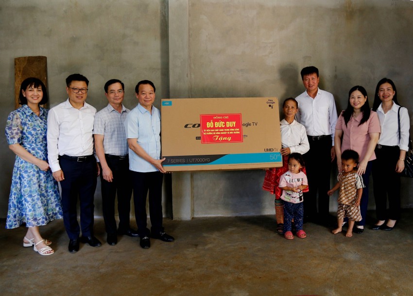 Bộ trưởng Đỗ Đức Duy và Chủ tịch UBND tỉnh Trần Huy Tuấn cùng đoàn công tác tặng quà cho gia đình chị Sùng Thị Dùa, thôn Tấu Dưới, xã Trạm Tấu Bộ trưởng Bộ Nông nghiệp và Môi trường trao quà cho đồng bào vùng cao