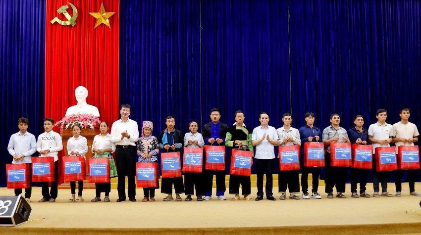 Bộ trưởng Đỗ Đức Duy và Chủ tịch UBND tỉnh Trần Huy Tuấn trao quà cho các hộ nghèo trên địa bàn 2 xã Hạnh Phúc và Trạm Tấu Bộ trưởng Bộ Nông nghiệp và Môi trường trao quà cho đồng bào vùng cao