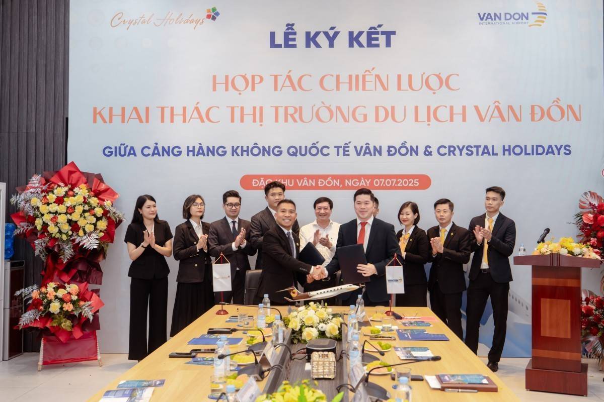 Cảng Hàng không quốc tế Vân Đồn bắt tay Crystal Holidays mở rộng nguồn khách và quảng bá điểm đến
