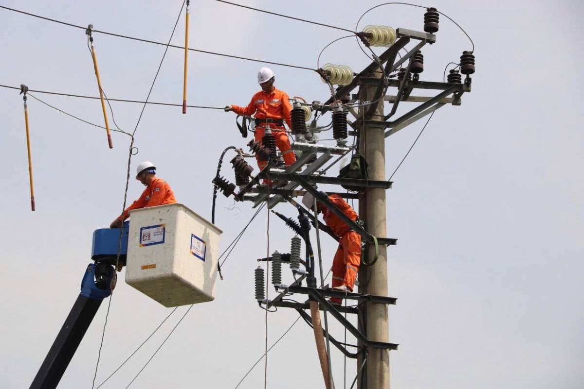 Công nhân điện lực Hải Phòng làm việc dứoi thời tiết nắng nóng