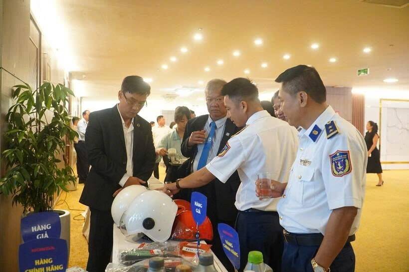 Trưng bày, giới thiệu hàng thật, hàng giả tại Hội nghị “Chống hàng giả, hàng xâm phạm quyền sở hữu trí tuệ, gian lận thương mại trong tình hình mới” - Ảnh: Vũ Lê) Trưng bày, giới thiệu hàng thật, hàng giả tại Hội nghị “Chống hàng giả, hàng xâm phạm quyền sở hữu trí tuệ, gian lận thương mại trong tình hình mới” - Ảnh: Vũ Lê)