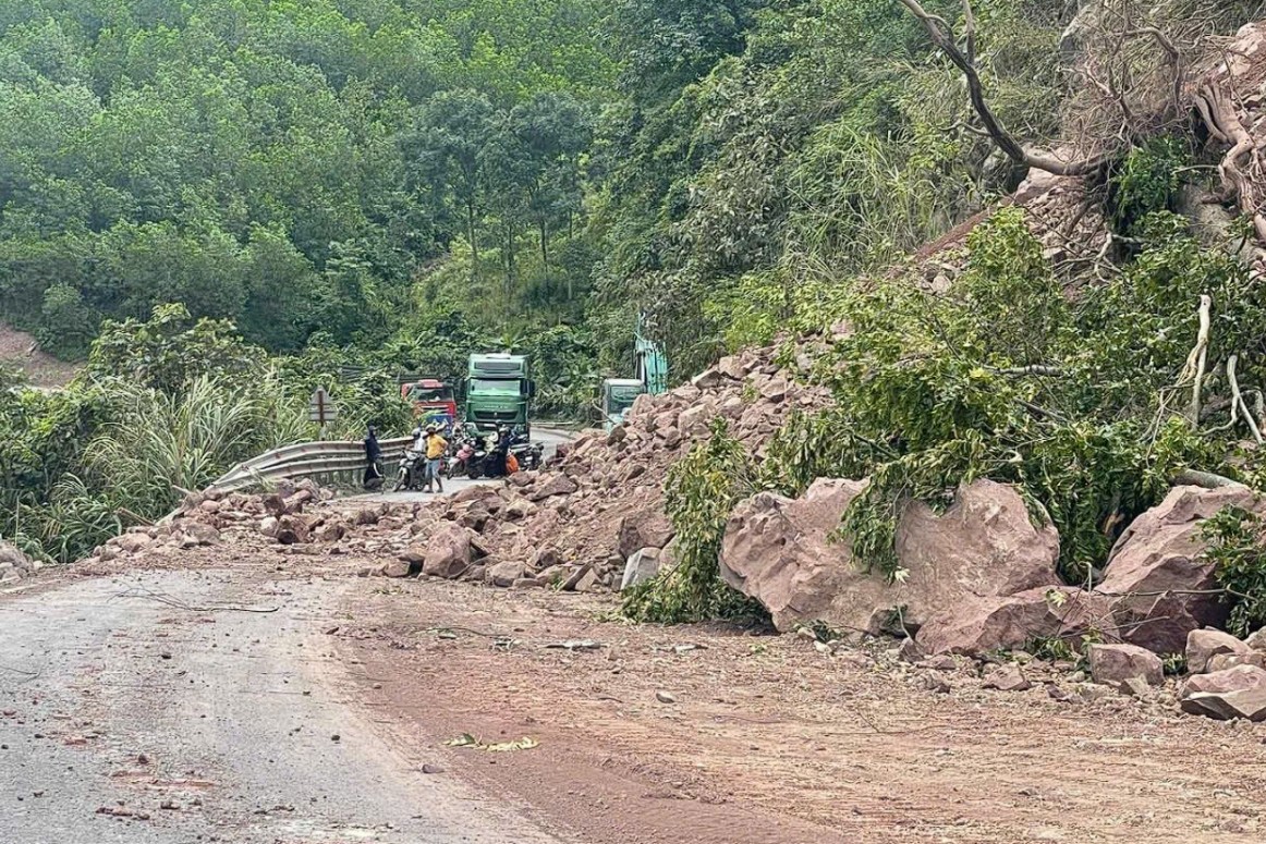 Quảng Trị: Quốc lộ 15D sạt lở, giao thông lên Cửa khẩu quốc tế La Lay "tê liệt"