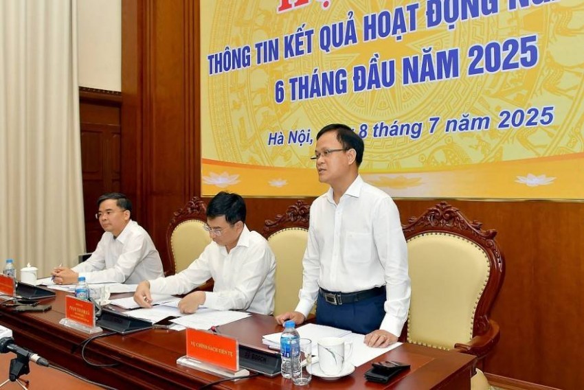 Ông Phạm Chí Quang - Vụ trưởng Vụ Chính sách tiền tệ trả lời phóng viên về biến động tỷ giá. Ảnh: Ngân hàng Nhà nước.